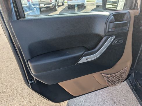 Used 2014 Jeep Wrangler Unlimited Rubicon w/ Connectivity Group image 11