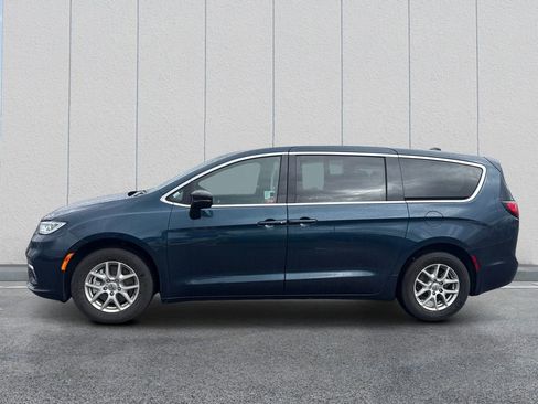 Used 2025 Chrysler Pacifica Select FWD image 4