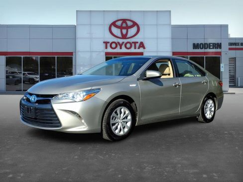 Used 2016 Toyota Camry LE image 1