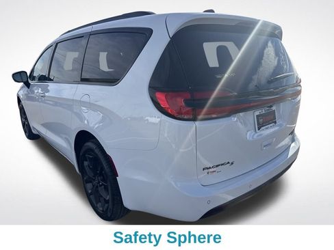 New 2026 Chrysler Pacifica Limited image 4
