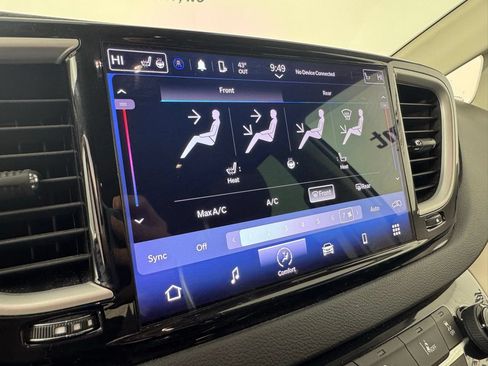 Used 2023 Chrysler Pacifica Touring-L FWD image 12