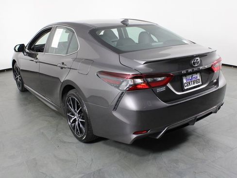 Used 2023 Toyota Camry SE image 3