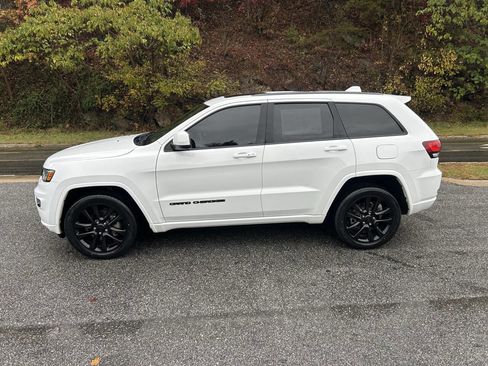 Used 2017 Jeep Grand Cherokee Altitude image 4