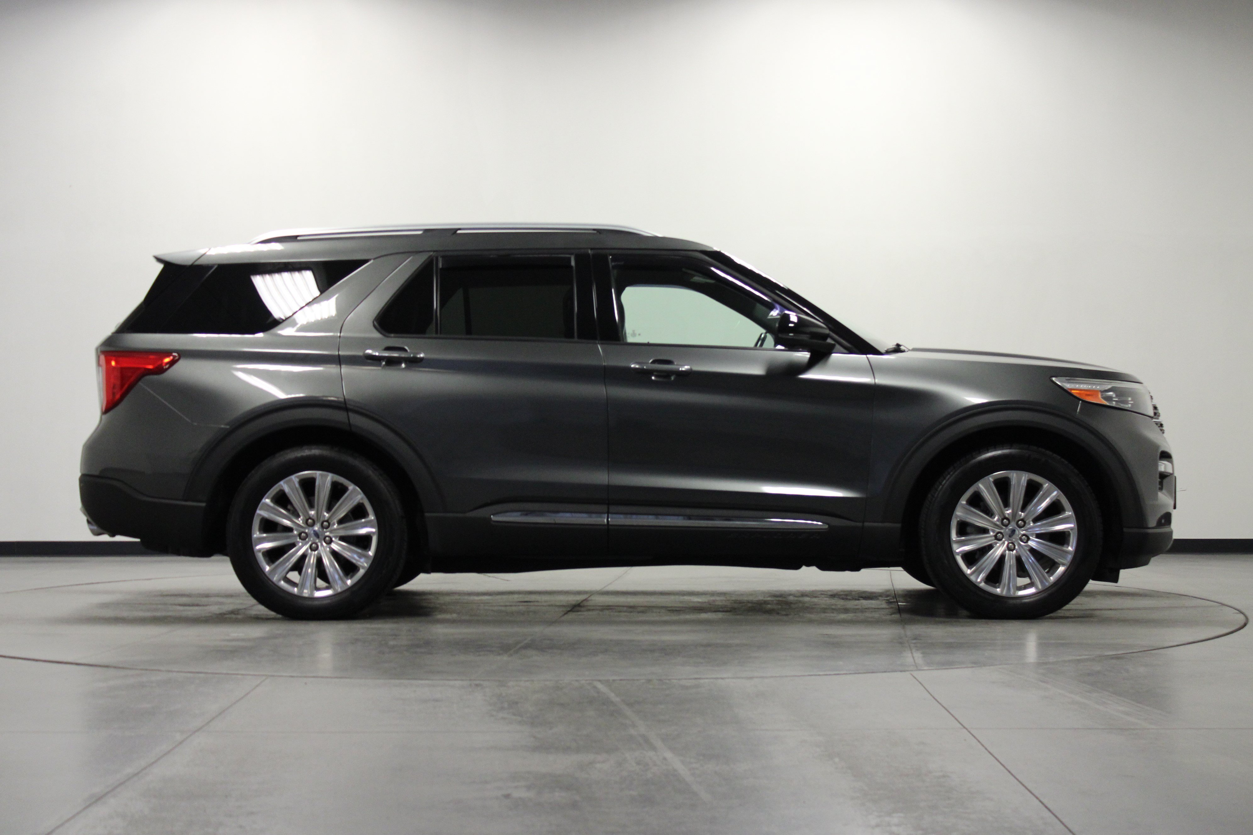 Used 2020 Ford Explorer Limited RWD image 3