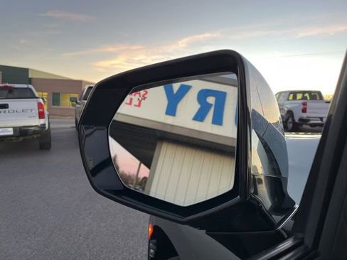 Used 2023 Chevrolet Suburban Premier image 24