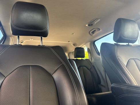 Used 2023 Chrysler Pacifica Touring-L FWD image 21