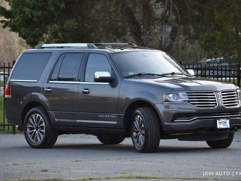 Used 2017 Lincoln Navigator Select AWD/4WD image 4