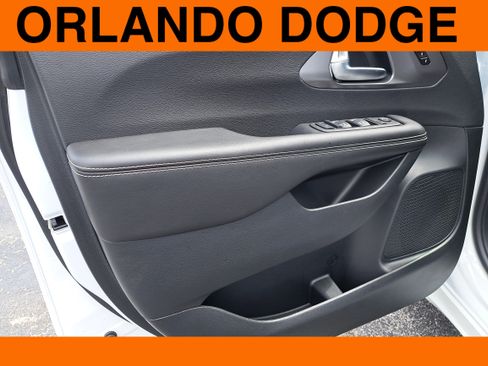 New 2026 Chrysler Pacifica Select image 13