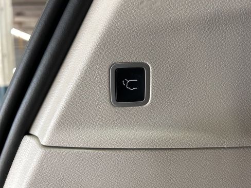 Used 2024 Chrysler Pacifica Touring-L image 13