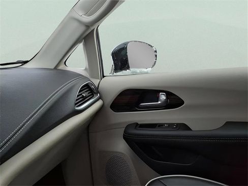 Used 2023 Chrysler Pacifica Limited image 19