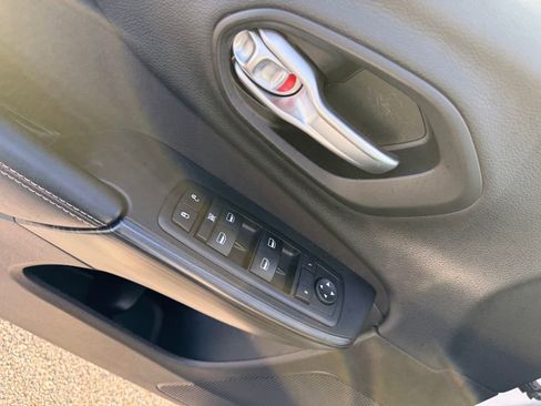 Used 2016 Jeep Cherokee Sport image 11