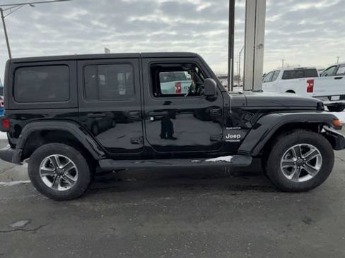 Used 2022 Jeep Wrangler Unlimited Sahara AWD/4WD image 9