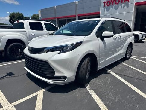 Used 2026 Toyota Sienna XLE FWD image 4