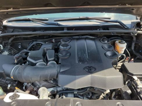 Used 2018 Toyota 4Runner SR5 RWD image 38
