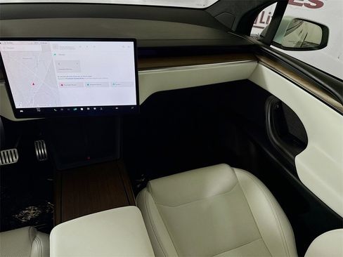 Used 2022 Tesla Model X image 23