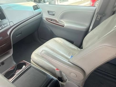 Used 2013 Toyota Sienna XLE FWD image 4