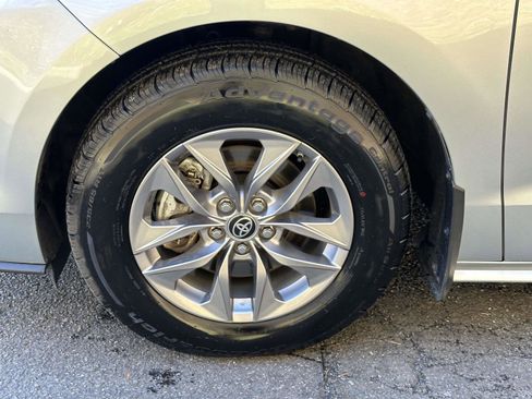 Certified 2023 Toyota Sienna LE image 10