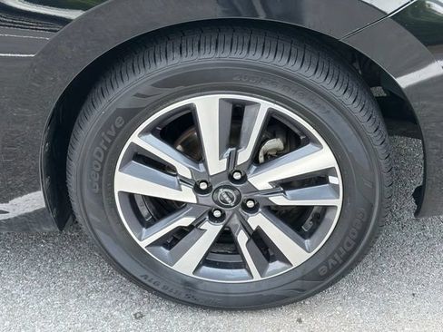 Used 2023 Nissan Versa SV FWD image 11