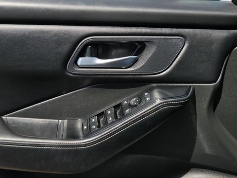Used 2025 Nissan Rogue SV FWD image 33