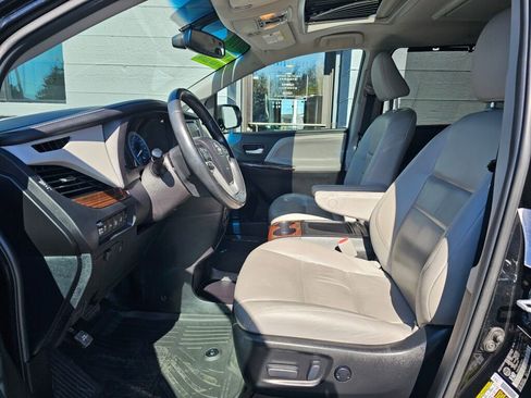 Used 2017 Toyota Sienna Limited Premium AWD/4WD image 23