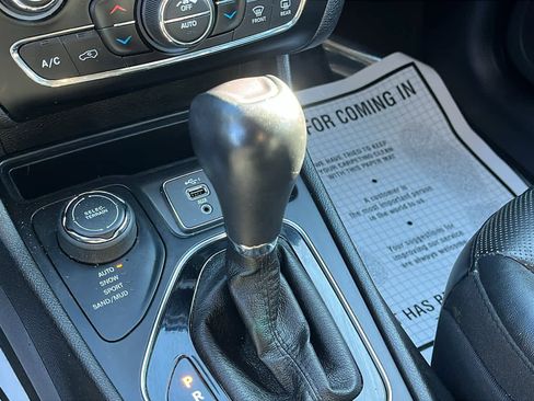 Used 2019 Jeep Cherokee Limited image 18