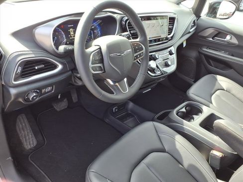 New 2026 Chrysler Pacifica Select image 4
