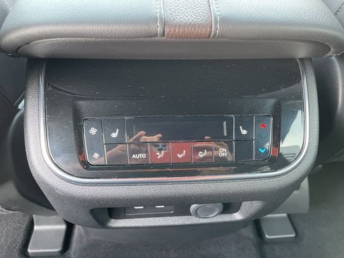 Certified 2025 Nissan Armada Platinum Reserve image 21