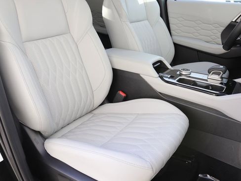 Used 2025 Mitsubishi Outlander AWD image 33