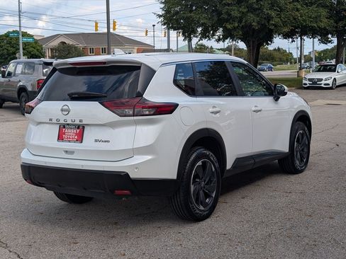 Used 2024 Nissan Rogue SV AWD/4WD image 8