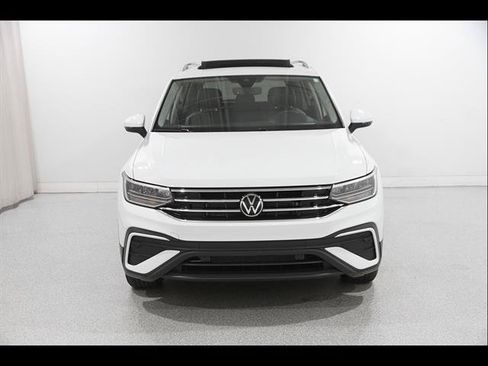 Certified 2024 Volkswagen Tiguan SE AWD/4WD image 2
