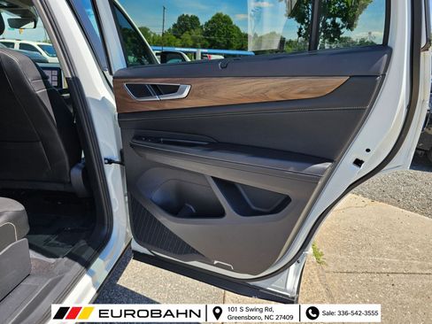 Used 2024 Volkswagen Atlas SE w/ Panoramic Sunroof Package FWD image 23