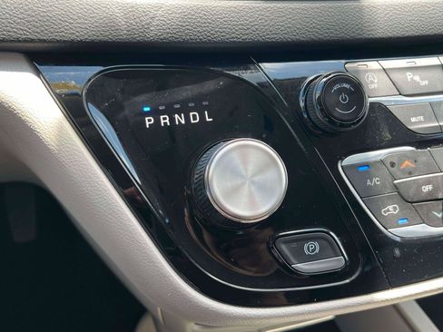 Used 2023 Chrysler Pacifica Touring-L FWD image 14