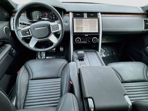 Used 2025 Land Rover Discovery Dynamic SE AWD/4WD image 16