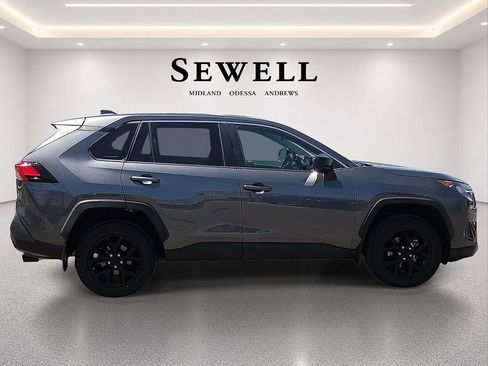 Used 2022 Toyota RAV4 LE AWD/4WD image 5