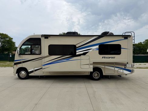 Used 2018 Ford E-450 and Econoline 450 Super Duty w/ A/C Prep Package RWD image 10