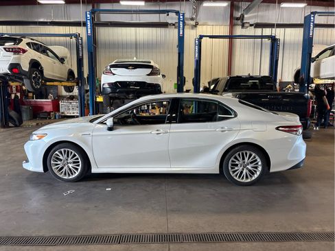 Used 2020 Toyota Camry XLE w/ Sunroof Package FWD image 9