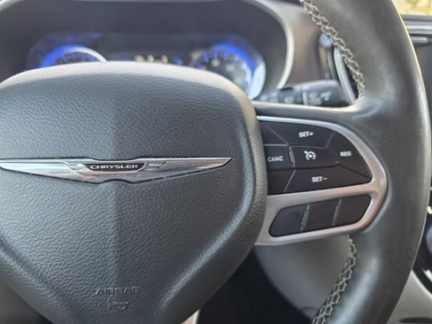 Used 2022 Chrysler Voyager LX image 22