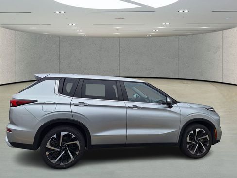 Used 2024 Mitsubishi Outlander SE Black Edition image 5