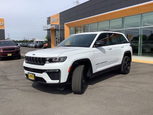 New 2026 Jeep Grand Cherokee Limited w/ Limited Altitude Package image 5