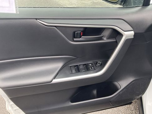 Used 2021 Toyota RAV4 LE image 14