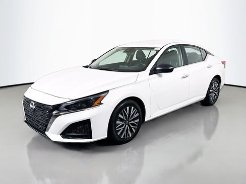 Used 2025 Nissan Altima 2.5 SV FWD image 4