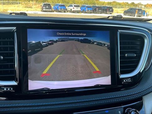 Used 2021 Chrysler Pacifica Touring-L image 30