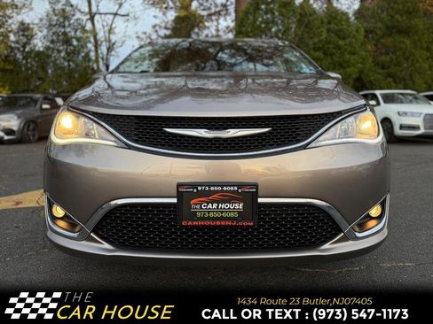 Used 2018 Chrysler Pacifica Touring-L w/ Premium Audio Group image 3