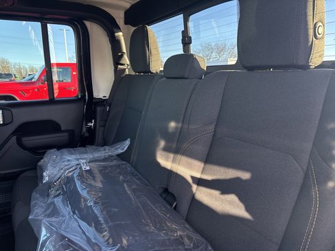New 2026 Jeep Gladiator Sport AWD/4WD image 18