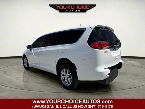Used 2022 Chrysler Voyager LX FWD image 4