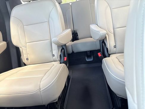 Used 2023 Chevrolet Traverse Premier FWD image 24