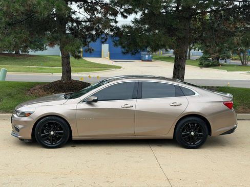 Used 2018 Chevrolet Malibu LT FWD image 2