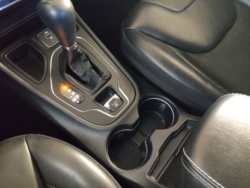 Used 2019 Jeep Cherokee Latitude Plus w/ Comfort/Convenience Group FWD image 26