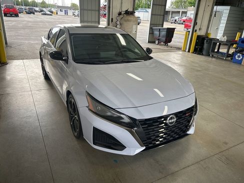 Used 2024 Nissan Altima 2.5 SR w/ SR Premium Package FWD image 8