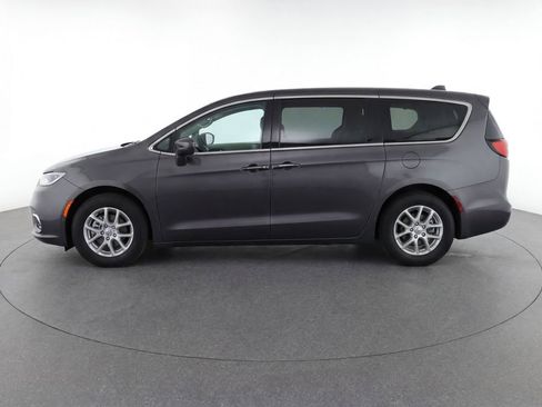 Used 2023 Chrysler Pacifica Touring-L FWD image 6